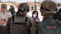La ministra de Defensa, Margarita Robles, durante su visita a los paracaidistas del Ej�rcito de Tierra