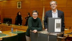 Milagros Lantes y Evencio Ferrero, con los tomos del PXOM, satisfechos por el apoyo un�nime para su aprobaci�n provisional. 