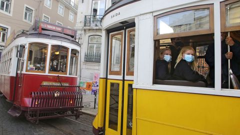 Unas turistas viajan en el tranv�a con mascarillas quir�rgicas, prohibidas para acudir a votar hoy. Han de ser FPP2