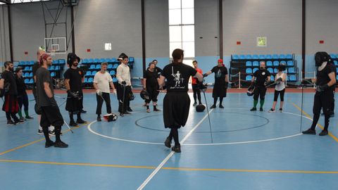 Miembros de ACADE practican esgrima hist�rica