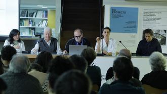 De izquierda a derecha, los arquitectos Cristina García Fontán, Felipe Peña, Juan Creus, Covadonga Carrasco y Jorge Rodríguez, en un foro sobre espacio público celebrado ayer en la sede del COAG