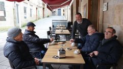 Un grupo de jubilados, este viernes, en la terraza del Borona, a la que acuden todas las ma�anas, llueva o no.