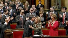 Artur Mas recibe la felicitaci�n de la vicepresidenta en funciones, Joana Ortega, y el aplauso de los parlamentarios de CiU