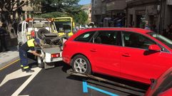 La gr�a retira un veh�culo de la calle Concello
