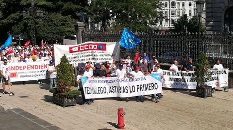 Los huelguistas llegan a la sede de Presidencia.