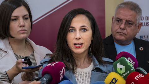 La ministra de Derechos Sociales, Ione Belarra, atiende a los medios tras participar en un acto en Toledo.