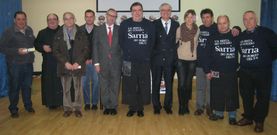 Los galardonados como tixoleiros y cazoleiras con el pregonero. 