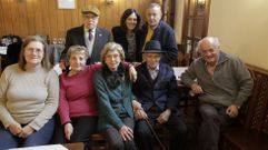 Alfonso Llano (sentado y con sombrero), al final de la comida que le organizaron este mi�rcoles sus familiares el d�a de su 106 aniversario