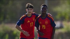 El cadete del Celta Germ�n Alonso, con el dorsal 17, celebra con su compa�ero de la selecci�n espa�ola sub-15 Divine Ikenna un gol de este.
