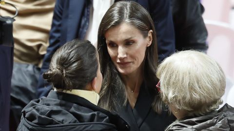 La reina Letizia habla con familiares de las v�ctimas en el funeral por los fallecidos del accidente de Adamuz
