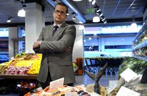 Artur Yuste, director general de Cuevas, en un supermercado Aqui� de la capital ourensana. 