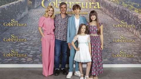 Ernesto Sevilla (segundo por la izquierda) junto al reparto de «Sin cobertura» durante la presentación de la película.