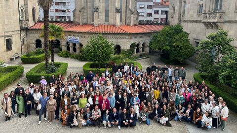 Foto grupal de los participantes del reencuentro de antiguos alumnos del Santo �ngel
