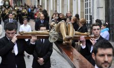 Los alumnos m�s peque�os del colegio Cristo Rey acompa�aron ayer a la talla por las calles. 