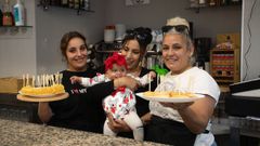 Yanay, con su hija Valeria en brazos, acompaada de Brbara, su madre, y Sonia, la empleada de Bocadios
