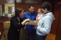 Las familias que tuvieron ni�os este a�o reciben una caja-regalo