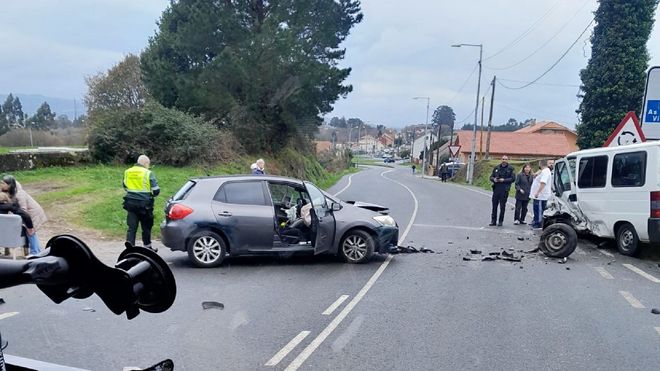 La furgoneta y el autom�vil, tras la colisi�n, en el kil�metro 1 de la AC-116