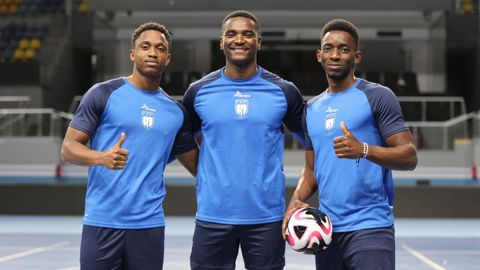 De izquierda a derecha, Domingos, H&eacute;lder y Renatinho, los tres jugadores burelenses de la selecci&oacute;n de Cabo Verde.