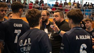 Nando Gonz�lez, t�cnico del OAR, conversa con los jugadores durante un partido reciente en A Coru�a.