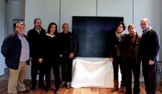 Jurado del certamen junto a la obra ganadora.