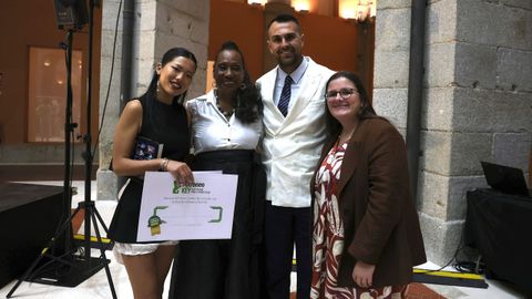 Claudia Jiang, ayer en Madrid con representantes de la Asociacin Nacional de Jvenes Diseadores, tras ganar el segundo premio del certamen estatal