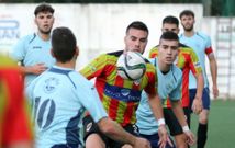 El delantero larach�s Miguel Taibo, autor de un gol, rodeado de rivales en el �rea del At. Ribeira. 