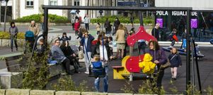 La ciudad en la que sobran las plazas infantiles. La publicaci�n de las listas de admitidos en las escuelas de la ciudad anticipaba los datos del Instituto Galego de Estad�stica. Algunos centros han tenido que cerrar aulas y en los parques sobran columpios. 