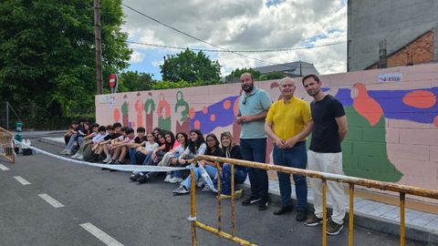 Alumnos del IES Chamoso Lamas pintando el mural