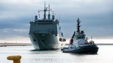 Llegada del buque Galicia de la Armada al Puerto de Valencia