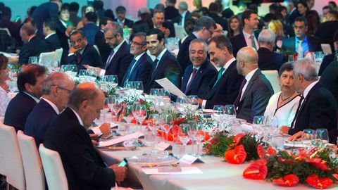 Felipe VI, sin Torra ni Colau. Ni la alcaldesa de Barcelona ni el presidente Torra acudieron ayer a la entrega por Felipe VI de los premios del Sal�n Internacional de la Log�stica, en el que participan unas 700 empresas de 43 pa�ses