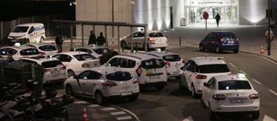 M�s de una decena de taxis esperan por m�s viajeros ante la puerta de la terminal. 