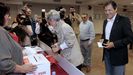 El presidente de la Comisión Gestora del PSOE, Javier Fernández, momentos antes de votar en las primarias de su partido en la sede socialista de Gijón (Asturias).