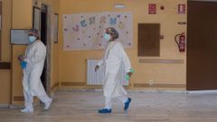 Personal de la residencia, con trajes especiales en el interior de las instalaciones