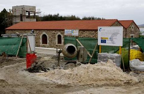 <span lang= es-es >Obras p�blicas</span>. La reactivaci�n de las obras p�blicas y el desarrollo de programas europeos como el del GAC han contribuido a que se recuperen puestos de trabajo en la construcci�n. Es el caso del proyecto para recuperar los astilleros de Ted�n, en Cabana, donde habr� obras hasta abril. 