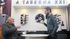 El sargento Alberto charla con un vecino de Carral mientras toma caf�, una interacci�n fundamental en el trabajo de los agentes