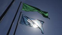 La bandera azul ya ondea en el paseo mar�timo de A Coru�a
