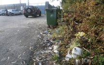 Los alrededores del campo de f�tbol estaban repletos de desechos de todo tipo. 