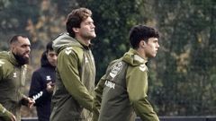 Andr�s Anta��n, a la derecha, en un entrenamiento con el primer equipo del Celta.