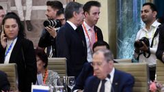 El secretario de Estado de EE.UU., Antony Blinken, avanza por el fondo de la sala, mientras el ministro de Exteriores ruso, Sergu�i Lavrov, permanece sentado en primer t�rmino, durante la cumbre del G20 en Nueva Deli