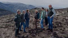La directora xeral de Planificaci�n Forestal, Luisa Pi�eiro, hablando con el alcalde de Chandrexa, Francisco Rodr�guez, en su visita al monte junto a personal de la conseller�a do Medio Rural.