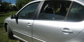 Uno de los coches apareci� rayado en varios puntos y en campa�a pintaron la cara del candidato.