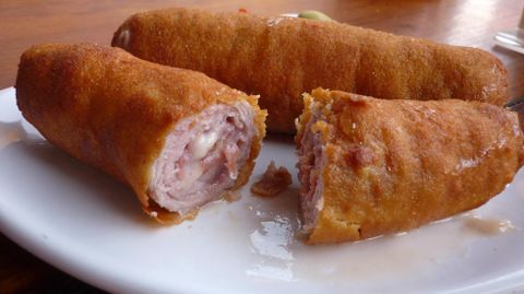 Un flamenqu�n, plato t�pico de Cordoba, troceado.Un flamenqu�n, plato t�pico de Cordoba, troceado