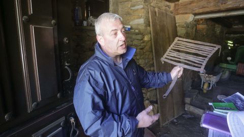 Miguel colecciona antiguos objetos de hierro, como una parrilla que encontro en el Castillo de Tors