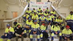 Trabajadores de la empresa de jardines, concentrados en el consistorio durante uno de los paros de este lunes
