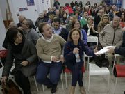 Mar Barc�n, en el centro, al comenzar la asamblea. 
