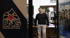 G�mez posa na sede recentemente inaugurada polo BNG na r�a das Burgas. 