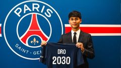 El futbolista nigran�s Dro, posando con la camiseta del PSG, club con el que se compromete hasta el 2030.
