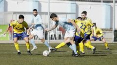 Santi protege el bal�n ante un jugador del Dumbr�a