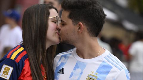 Aficionados esperan en la Plaza de la Catedral de Oviedo para seguir la final del mundial 2026