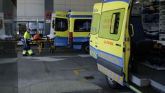Imagen de archivo de ambulancias a las puertas de Urgencias en el Chuac